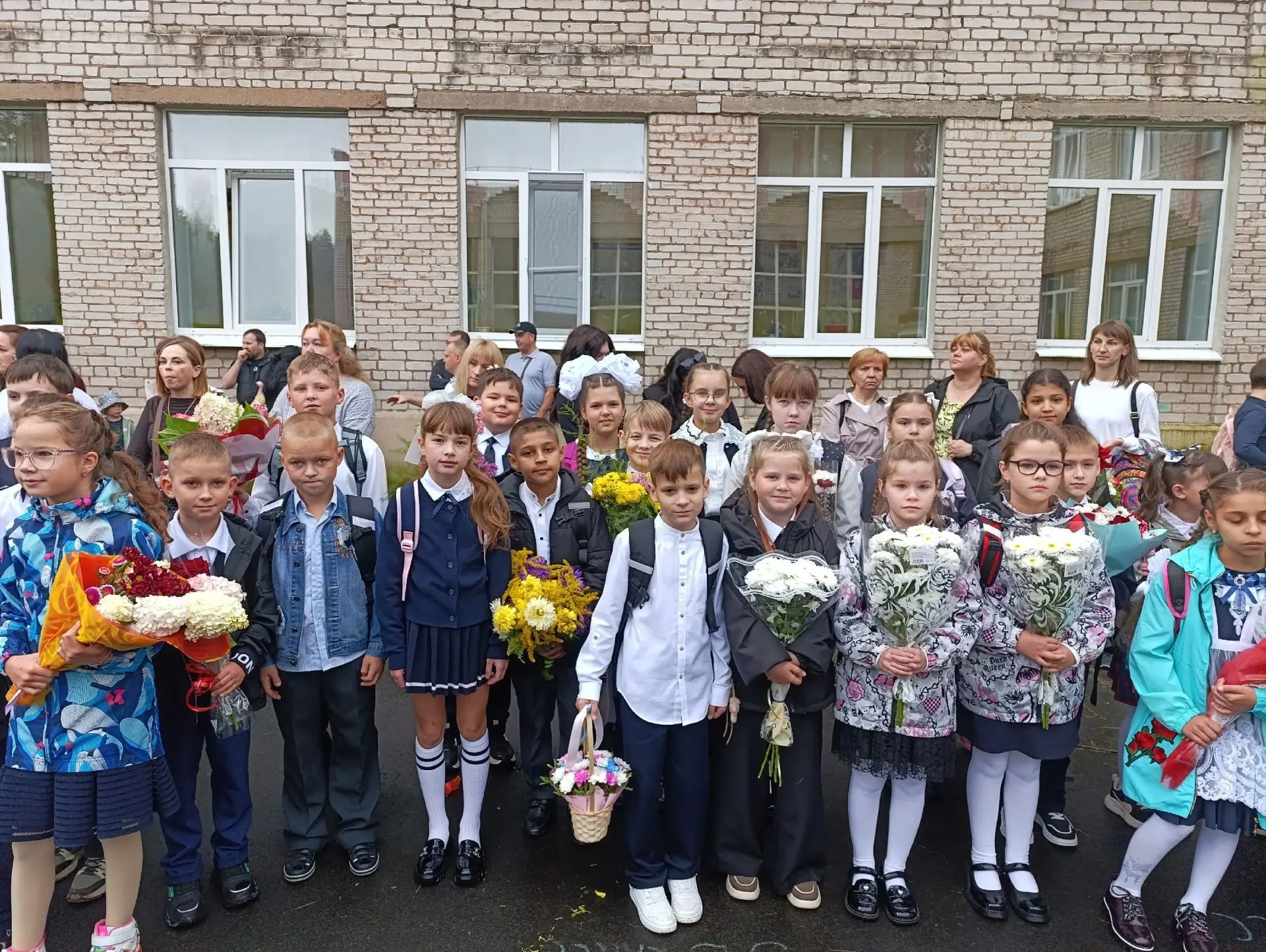 🔔 В МОУ «Будогощская СОШ им. М.П. Галкина» прошла торжественная линейка, посвящённая Д...