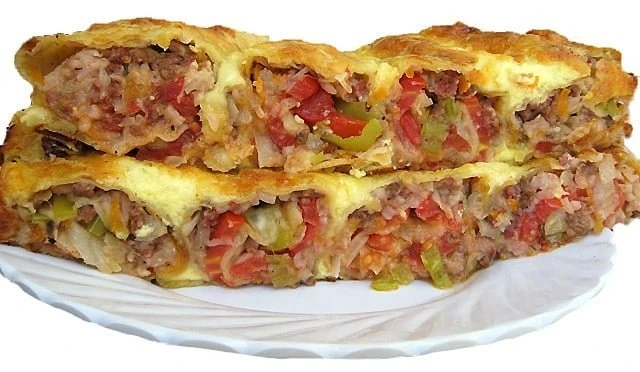 Запеканка в лаваше.🌯🌯🌯  Это простое, быстрое и вкусное блюдо.  1. Обжарить фарш с луком. На листы ла