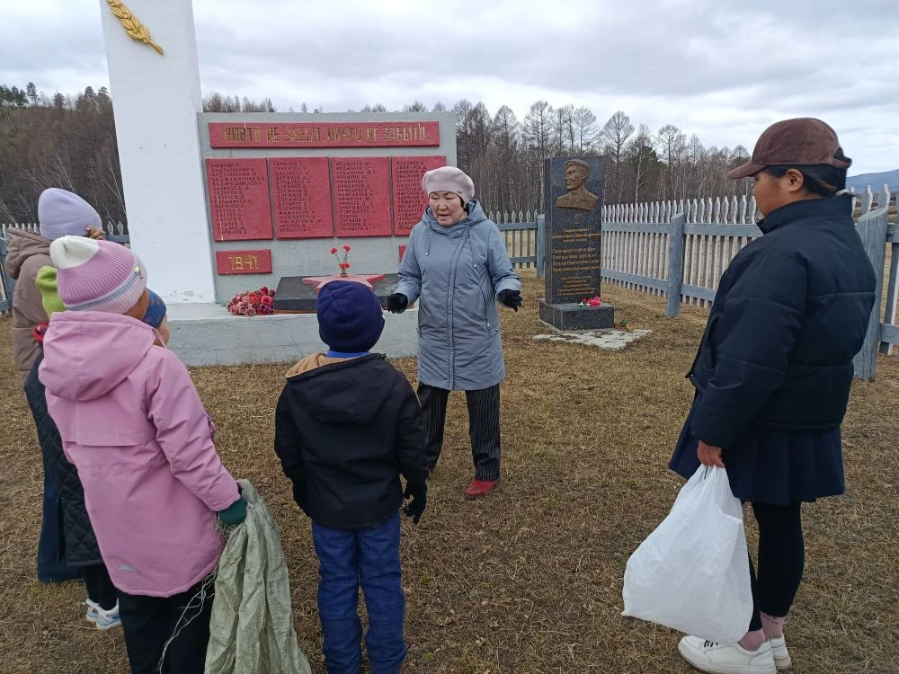 29.04.2026г. В рамках "Весенней недели добра", с нашими детьми сделали уборку около пам...