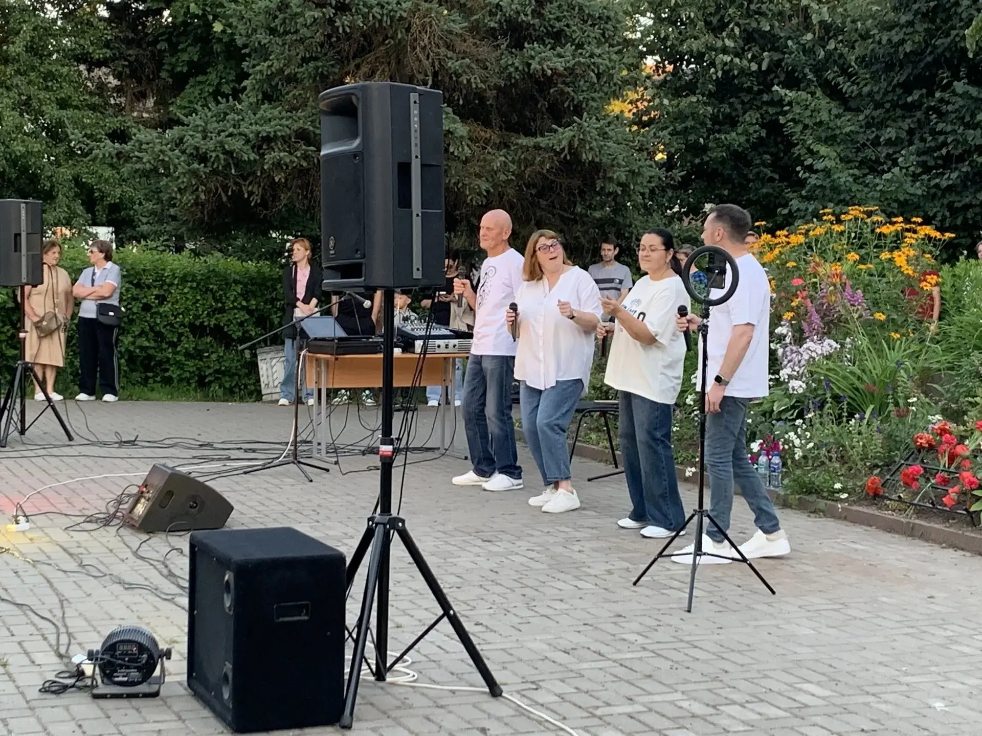 Друзья, хотим поделиться теплыми воспоминаниями о прошедшем концерте  у фонтана «Наши любимые песни»