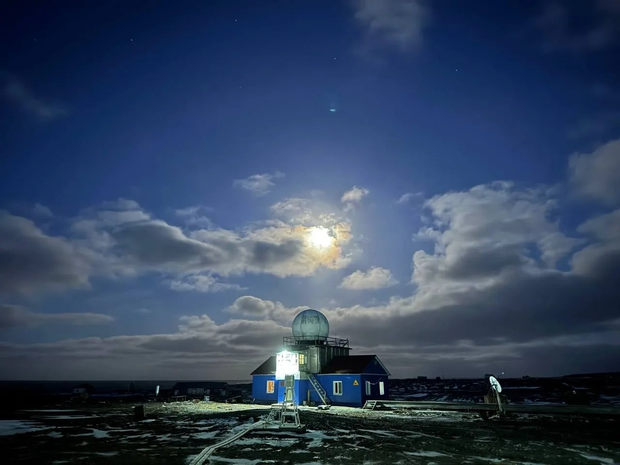 Завораживающая луна на мысе Челюскин 🌖