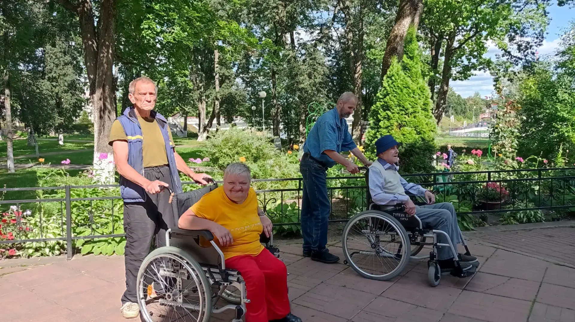 🍏🌳 Вчера наши проживающие отправились на прогулку, чтобы насладиться красотой природы...