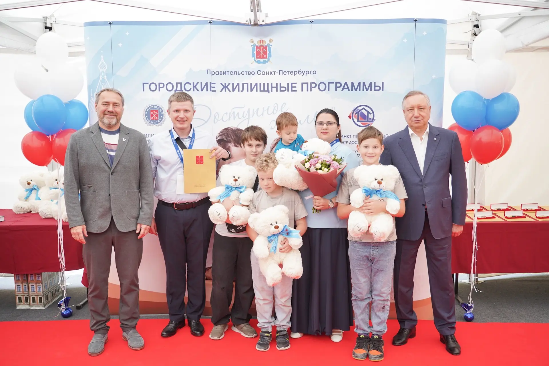 Сегодня 19 семей получили ключи от квартир в обновлённом доме на Васильевском острове.