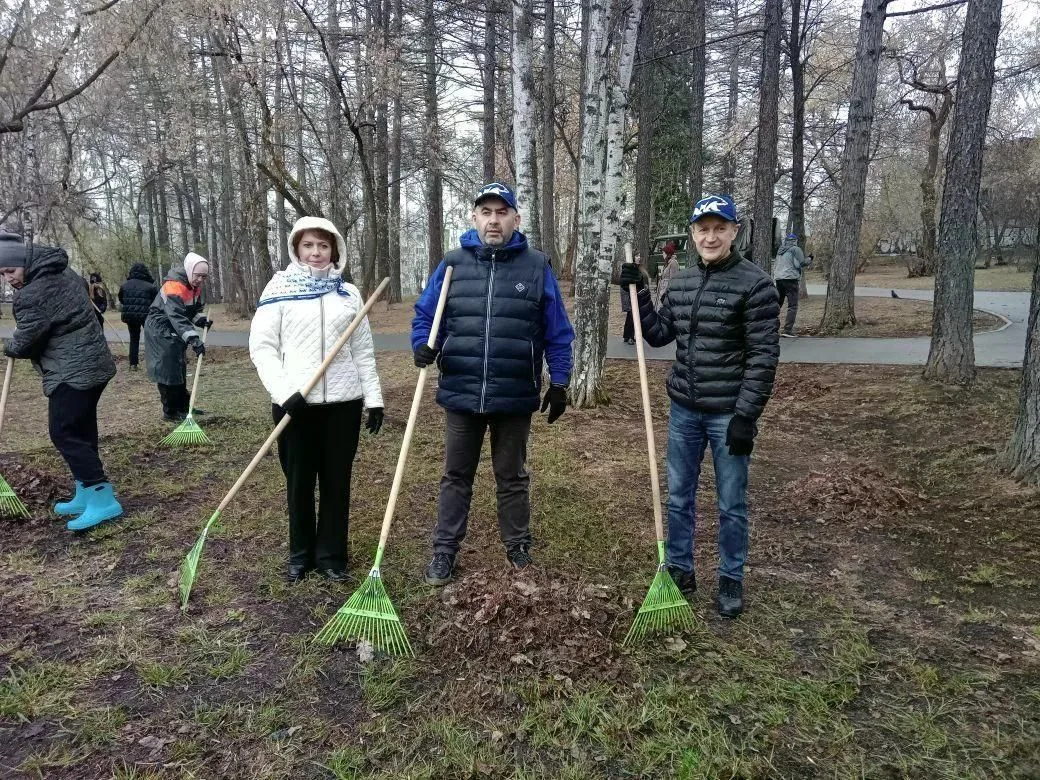 МАОУ гимназия № 40 присоединилась к общегородским субботникам.   Одиннадцатиклассники прибрали от пр