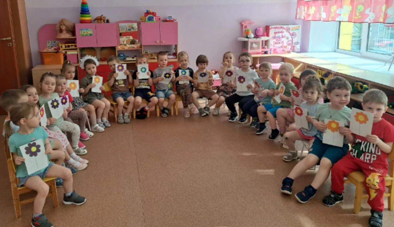 Все мы очень ждем лето!☀️ 

На занятиях дети знакомимся с растительным миром.
На прогулке рассматрив