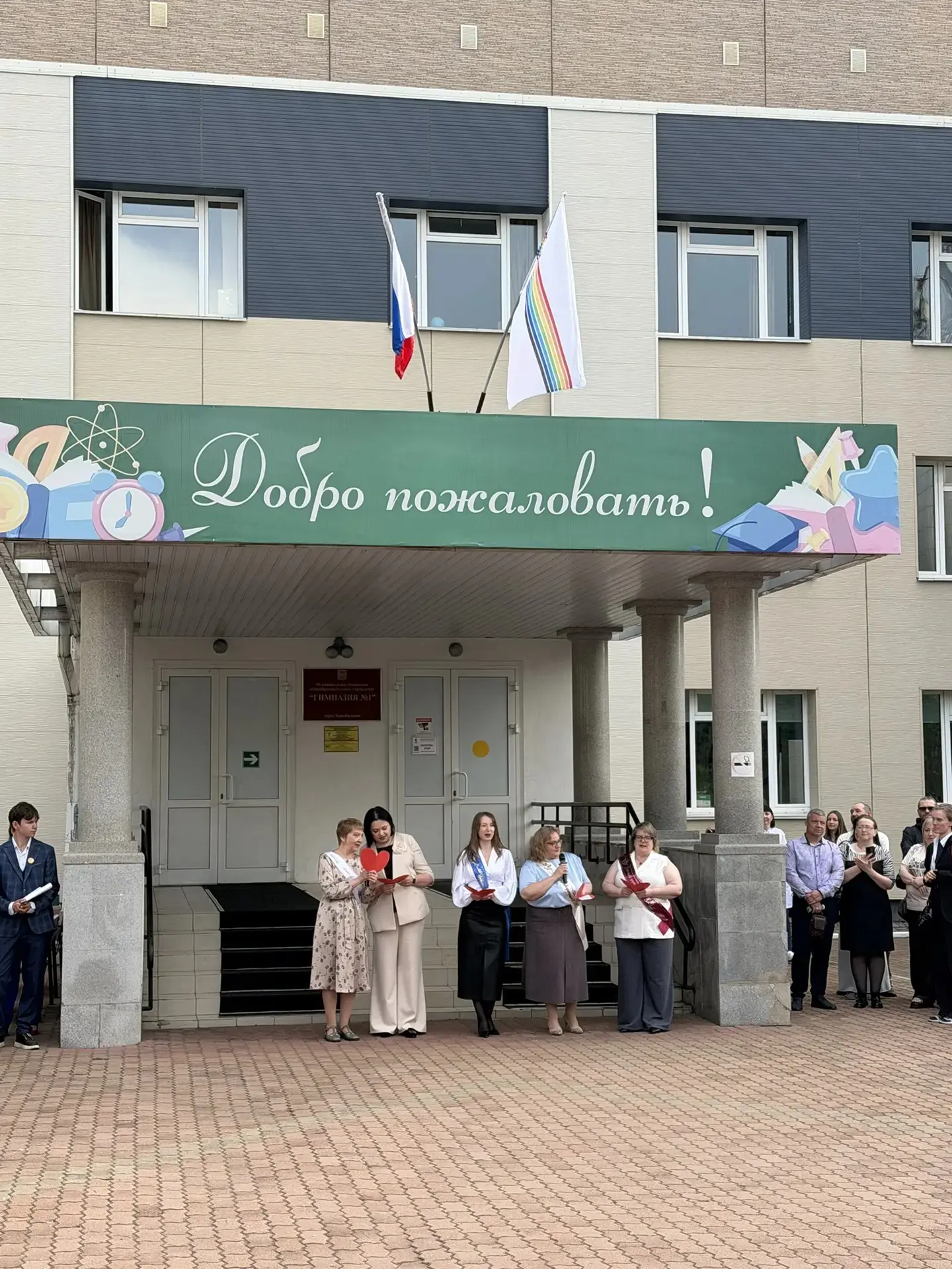 🛎 Вот и прозвенел последний звонок для 9 класса. В воздухе витает смесь радости и легкой грусти.   Д