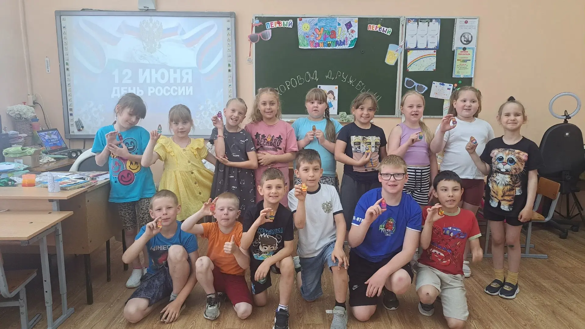 ⭐️Что мы Родиной зовём? 
Дом, где мы с тобой живём, 
И берёзки, вдоль которых 
Рядом с мамой мы идём