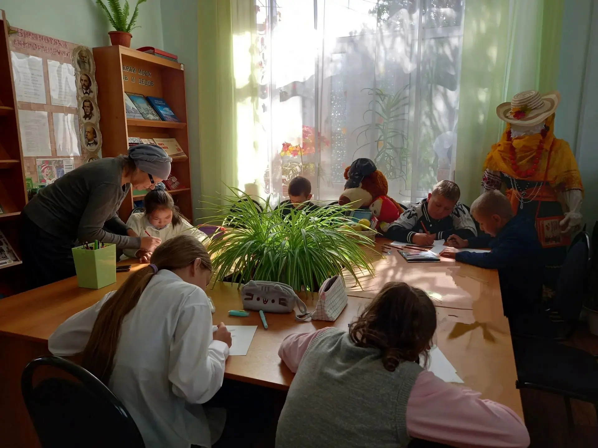 🎨 15 сентября в Старославкинской библиотеке проведён конкурс детского рисунка «Мир про...
