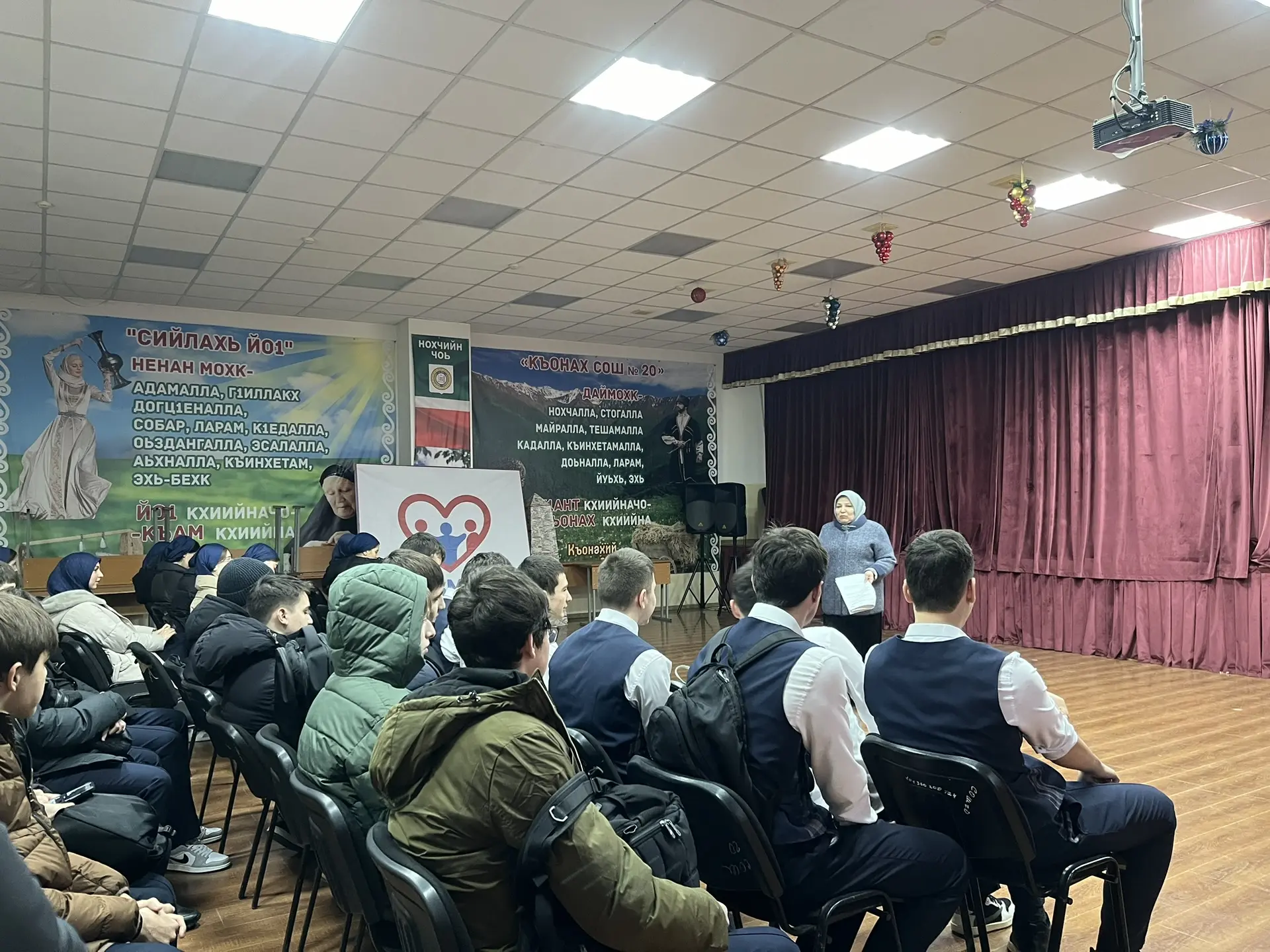 По традиции в МБОУ «СОШ №20 им. М.С.Ташухаджиева» учебная неделя началась с церемонии поднятия госуд