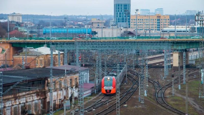 РЖД оштрафовали на 100 тысяч рублей за мусор у железной дороги в Ростове