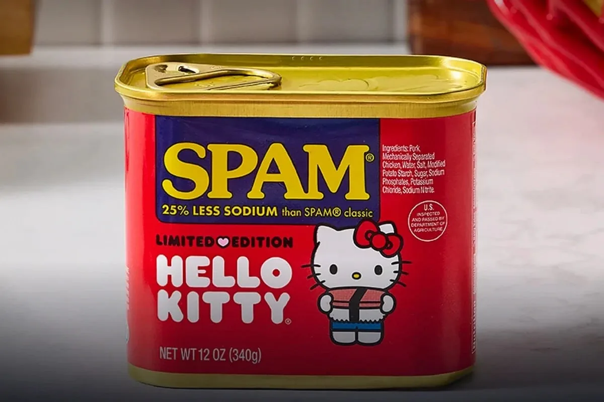SPAM выпустил тушенку в лимитированной коллабе с Hello Kitty. Прошлогодние бургеры из «Вкусно — и то