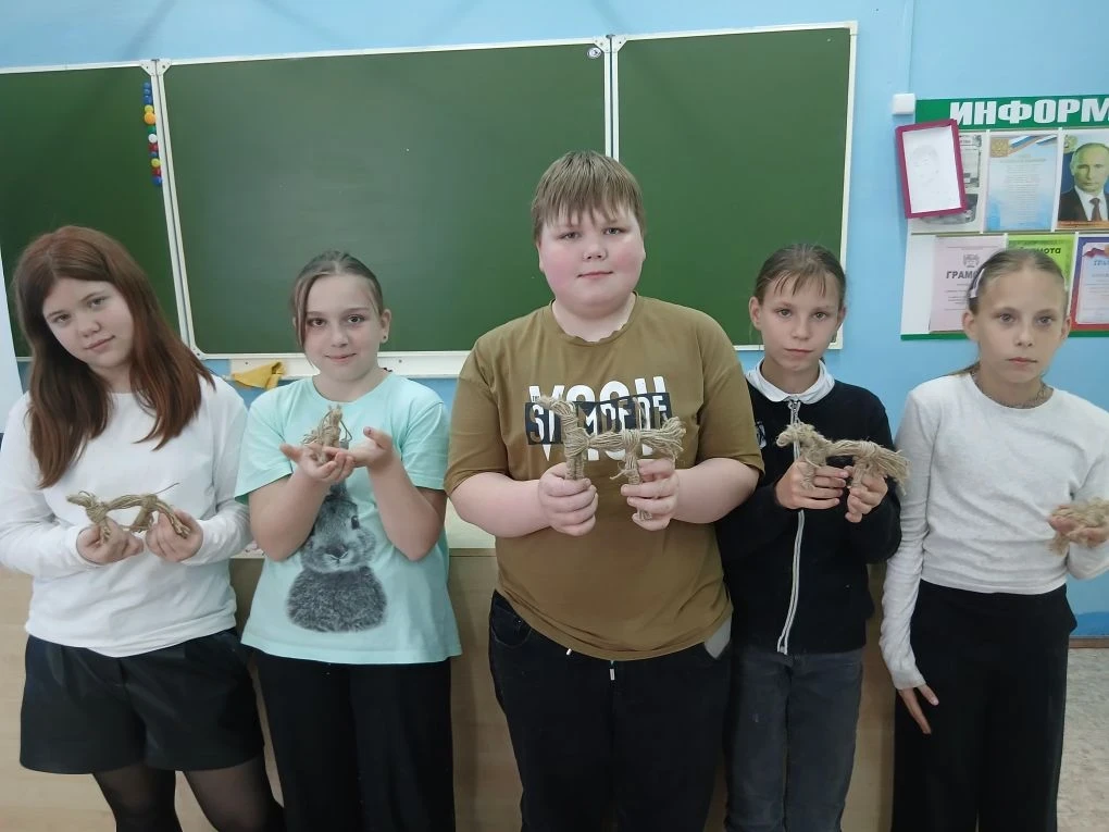 На уроке технологии пятиклассники творили чудеса из простого шпагата 🧶✨ Посмотрите, ка...