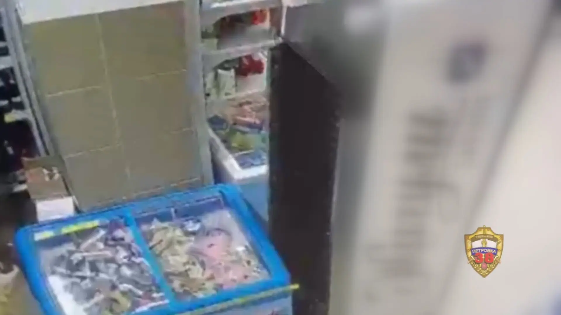 Романтический вечер пары в Москве закончился уголовным делом!
 
Молодые люди попытались вынести из м