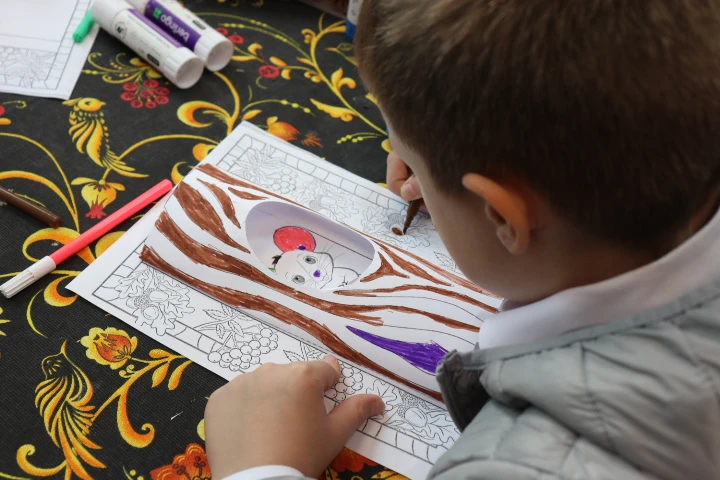 🌲🎨 Рисуем в парке! Угадайте, кто спрятался в домике? 🖍️