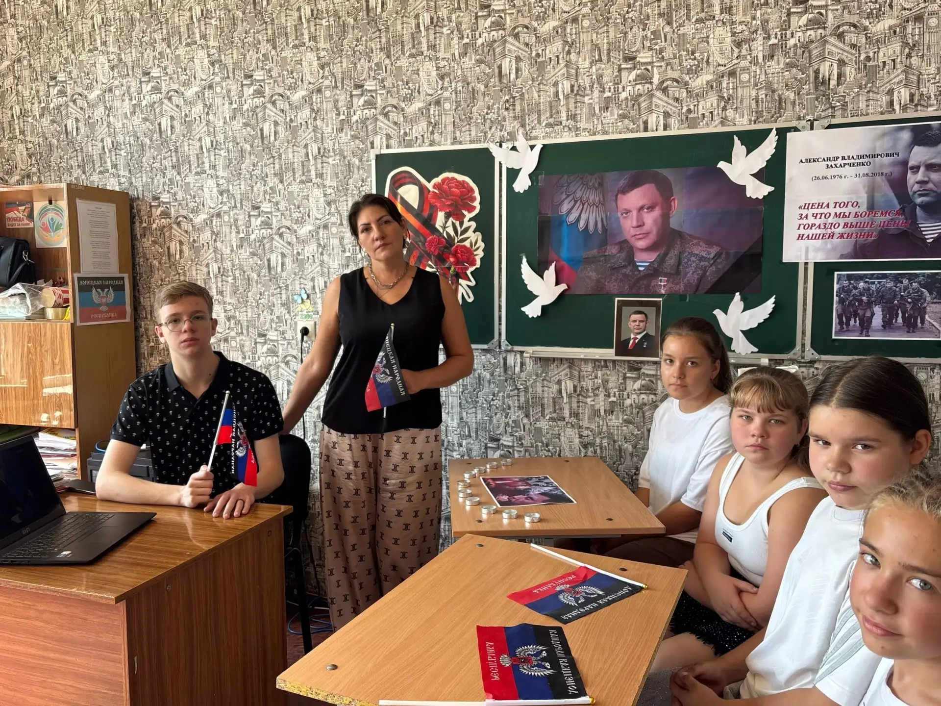 В Торезской школе №18 прошел урок памяти, посвященный первому Главе ДНР Александру Заха...
