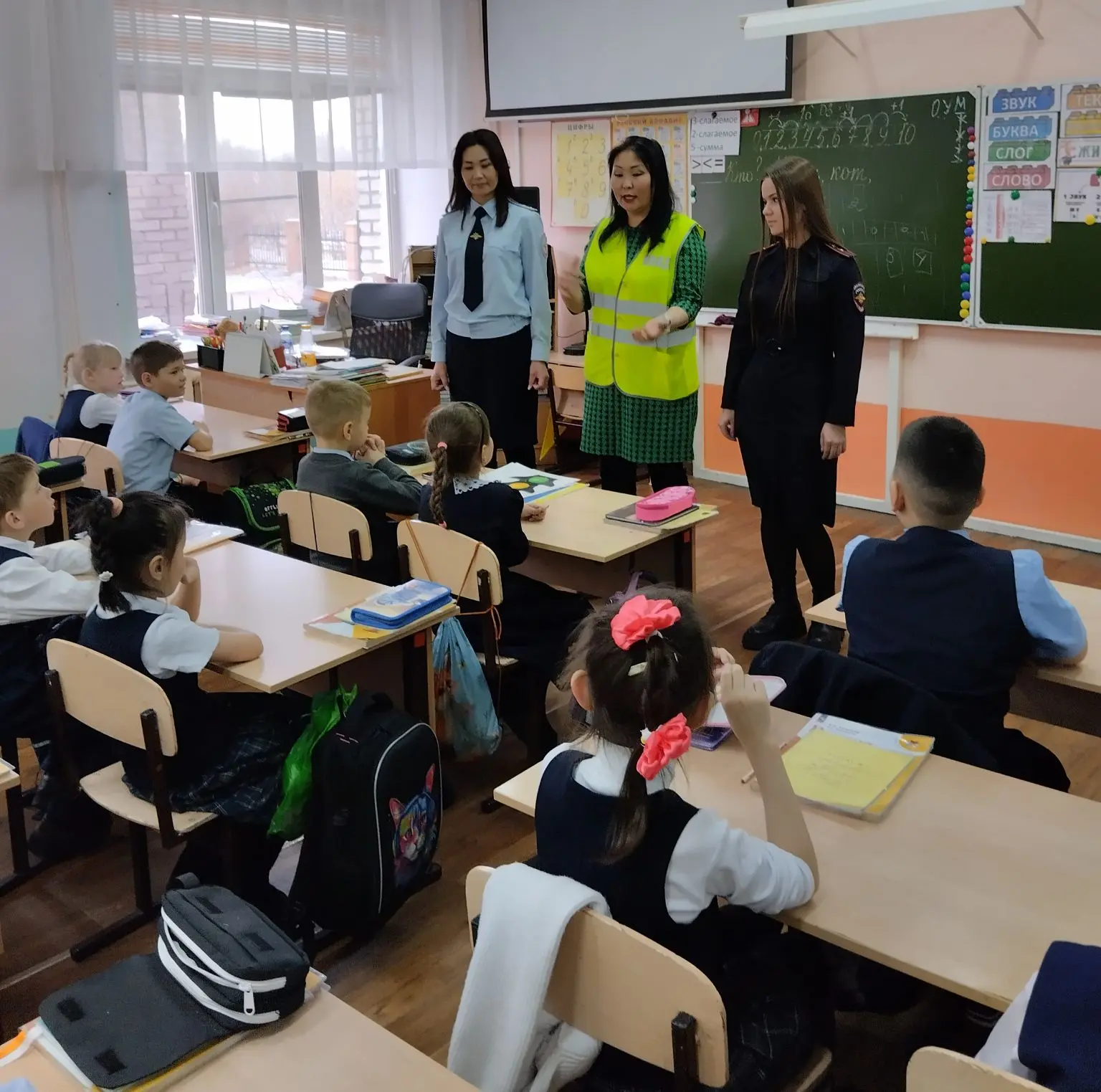 Занятия по правилам дорожного движения для лицеистов.  👮‍♀️Педагоги ДЮЦ "Безопасное детство" совмест