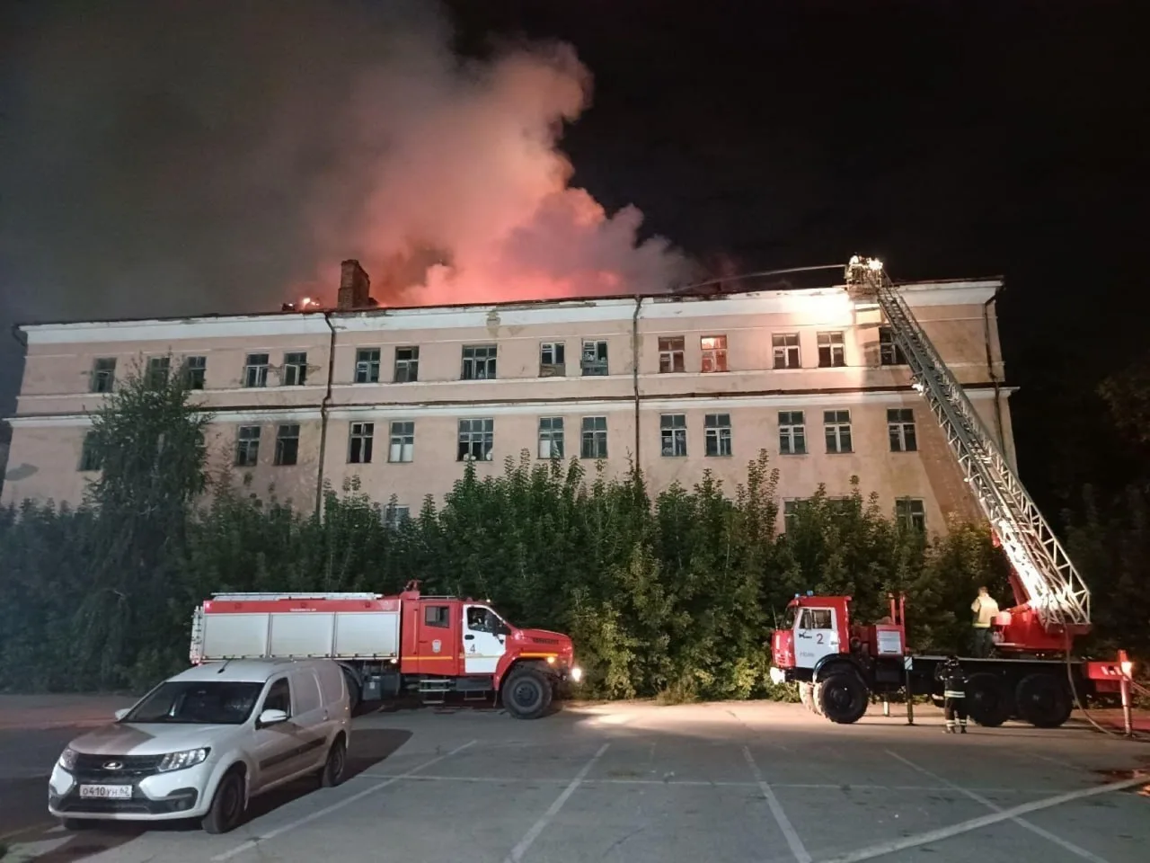 ❗️ В Рязани ночью загорелось заброшенное здание бывшего училища связи. Пожар, охвативши...