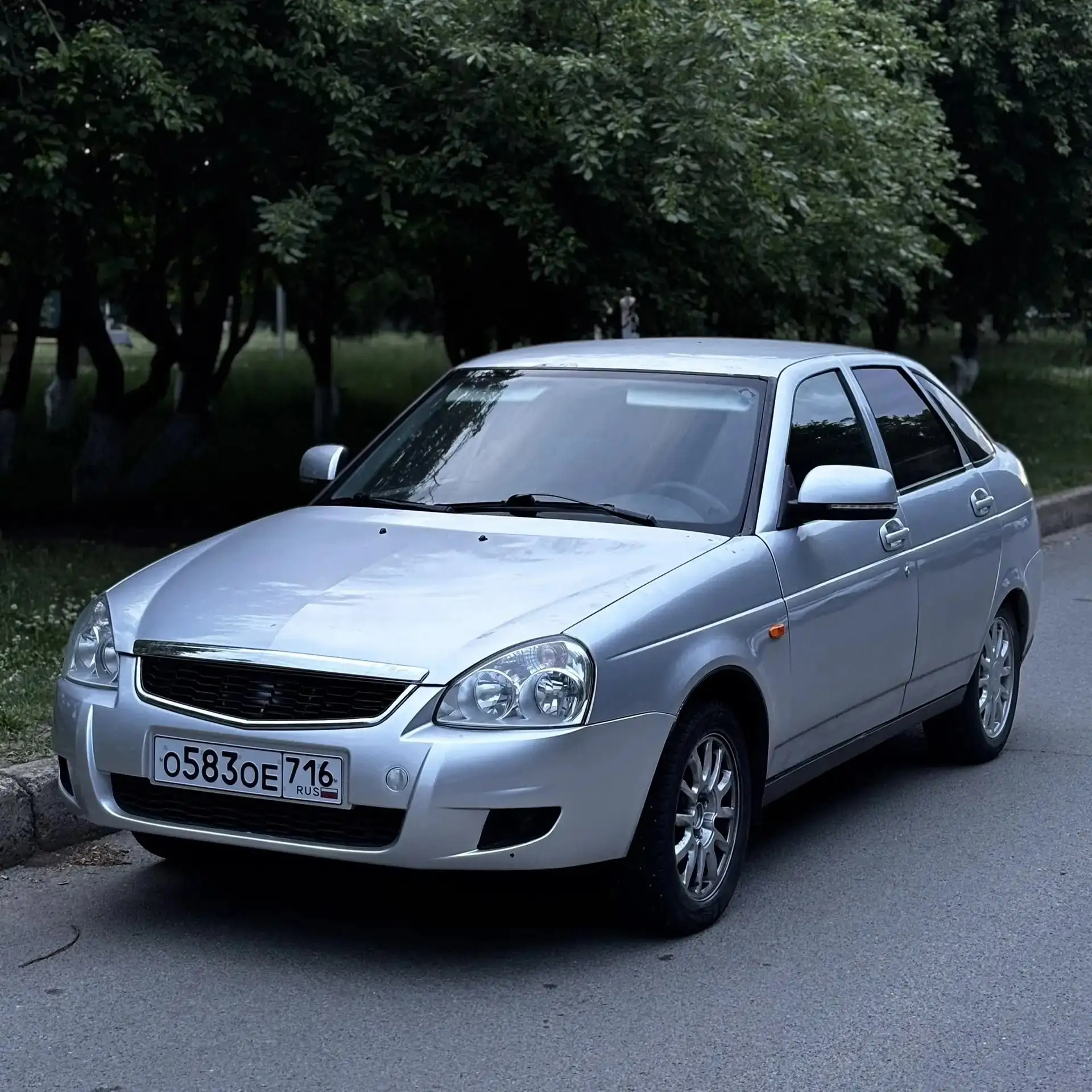Приора.
2010 год.
В отличном состоянии.
Гур,16кл.,2 эсп.
По кузову ровная и красивая.
Мотор масло не