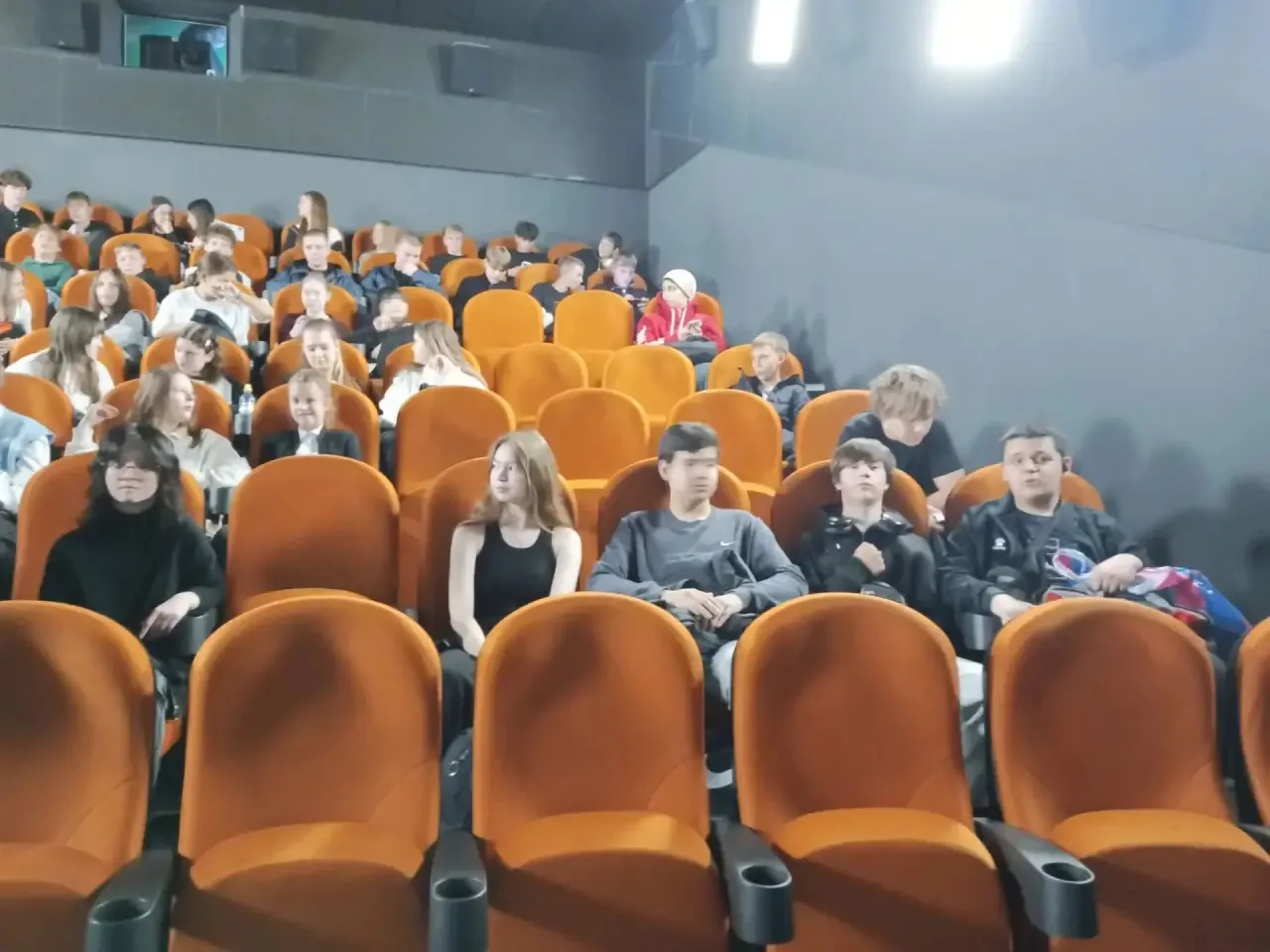 Ученики средней школы побывали на премьерном показе исторического фильма «Романовы: пре...