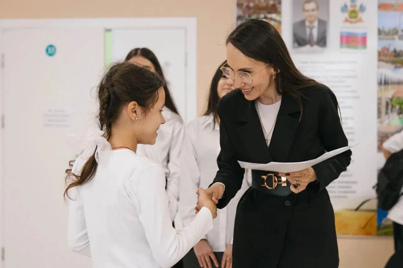 📌В нашей школе прошли торжественные линейки, посвященные вручению похвальных листов «За отличные усп