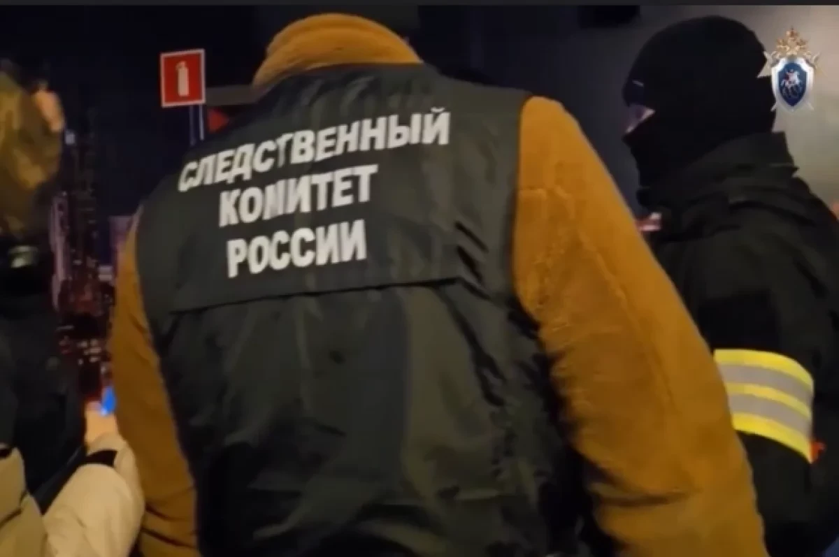 В Твери мужчина скупал банковские карты у детей.