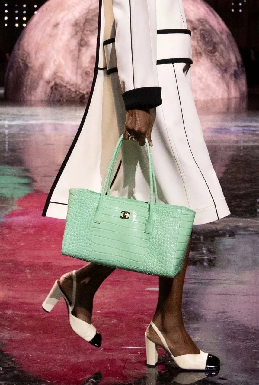 С приходом Мэтью Блейзи в Chanel сумки стали целым отдельным событием ! Он не ломает каноны бренда ,