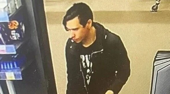 Полиция Петрозаводска просит помощи в установлении личности молодого человека

Сотрудники уголовного