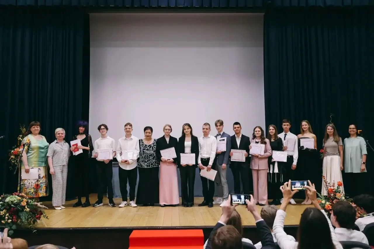 🎓 Вручение аттестатов 9-м классам в основном корпусе

В основном корпусе прошла торжественная церем