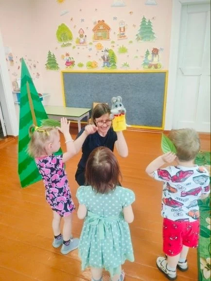 Сегодня у малышей прошли занятия "в волшебном лесу", где детки познакомились с жителями ...зайкой и 