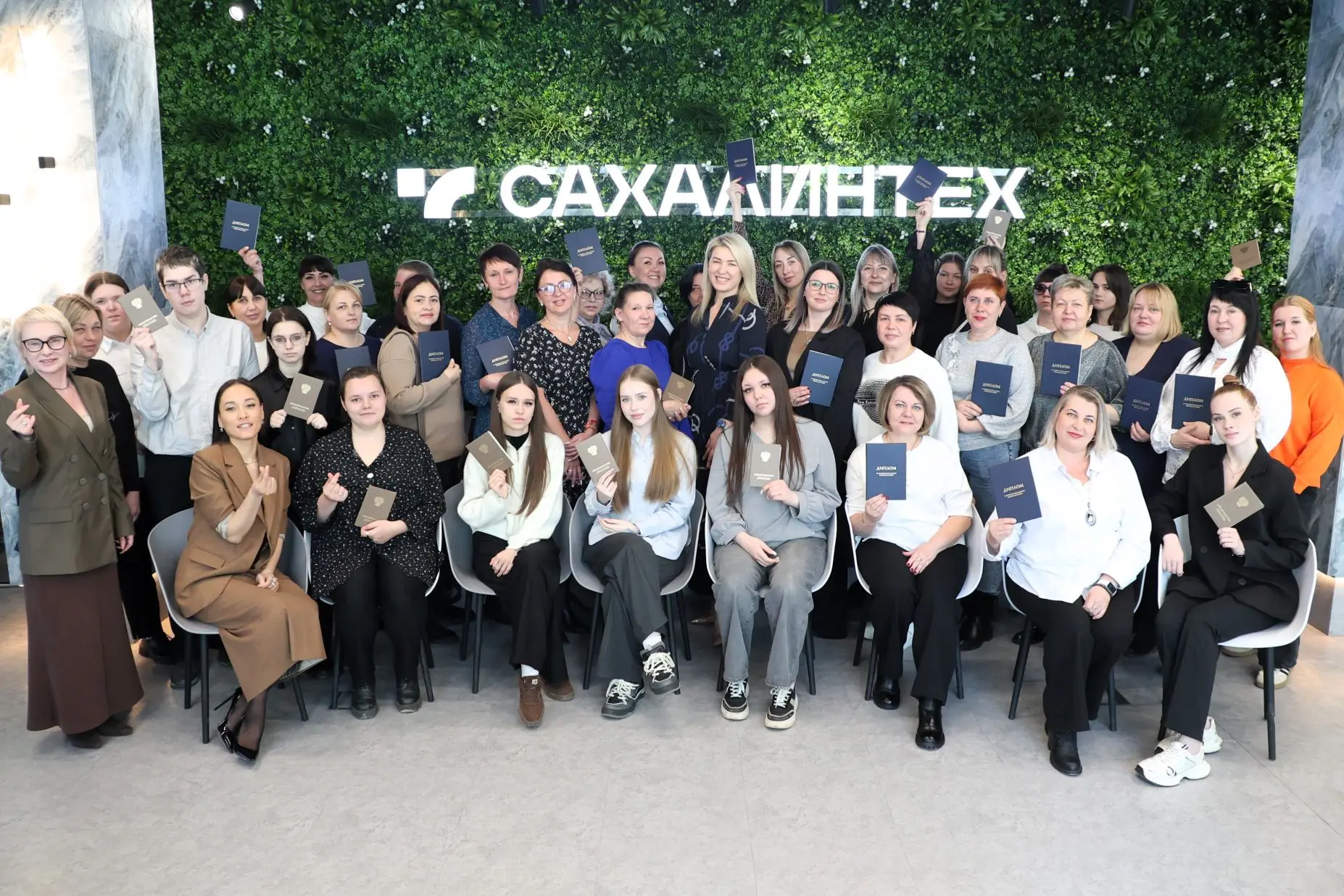 🎓 В СахГУ торжественно вручили дипломы выпускникам «Школы нянь»!  В уютном зале Приёмной комиссии ун