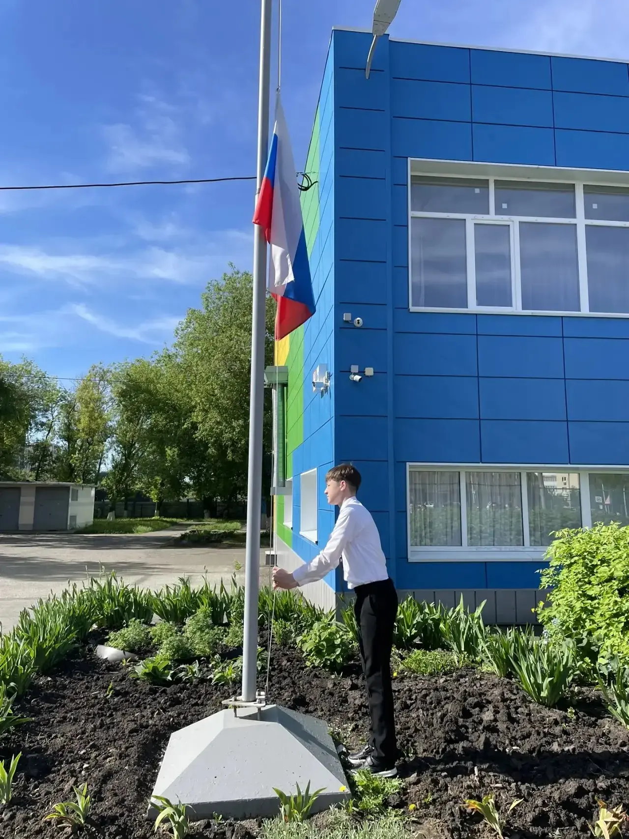 Церемония поднятия флага в нашей школе! ✨🇷🇺    ✅ Сегодня, как и стало хорошей традицией, в нашей шко