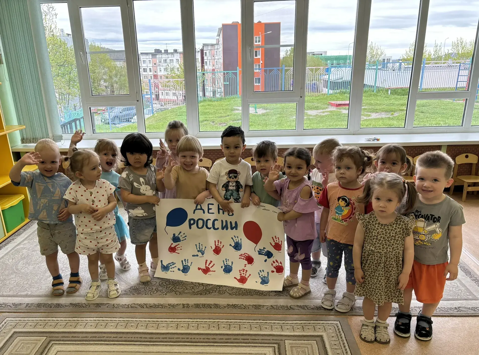 Воспитанники группы раннего возраста «Солнышко» ☀️ сделали плакат в честь праздника Дня России 🇷🇺!