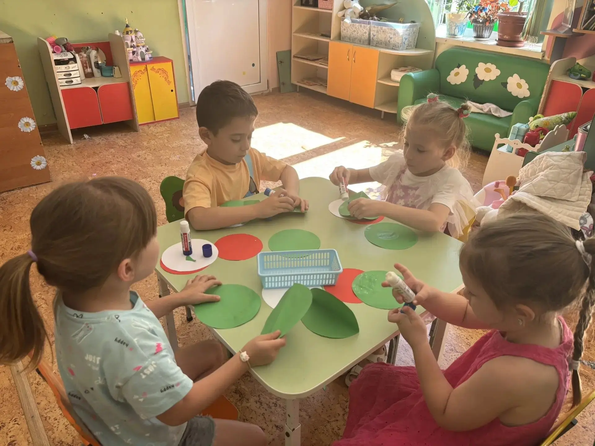 🍉Лето — время арбузов!
Ребята из группы «Бабочки» сделали сочный арбуз… из бумаги! Аккуратно выреза