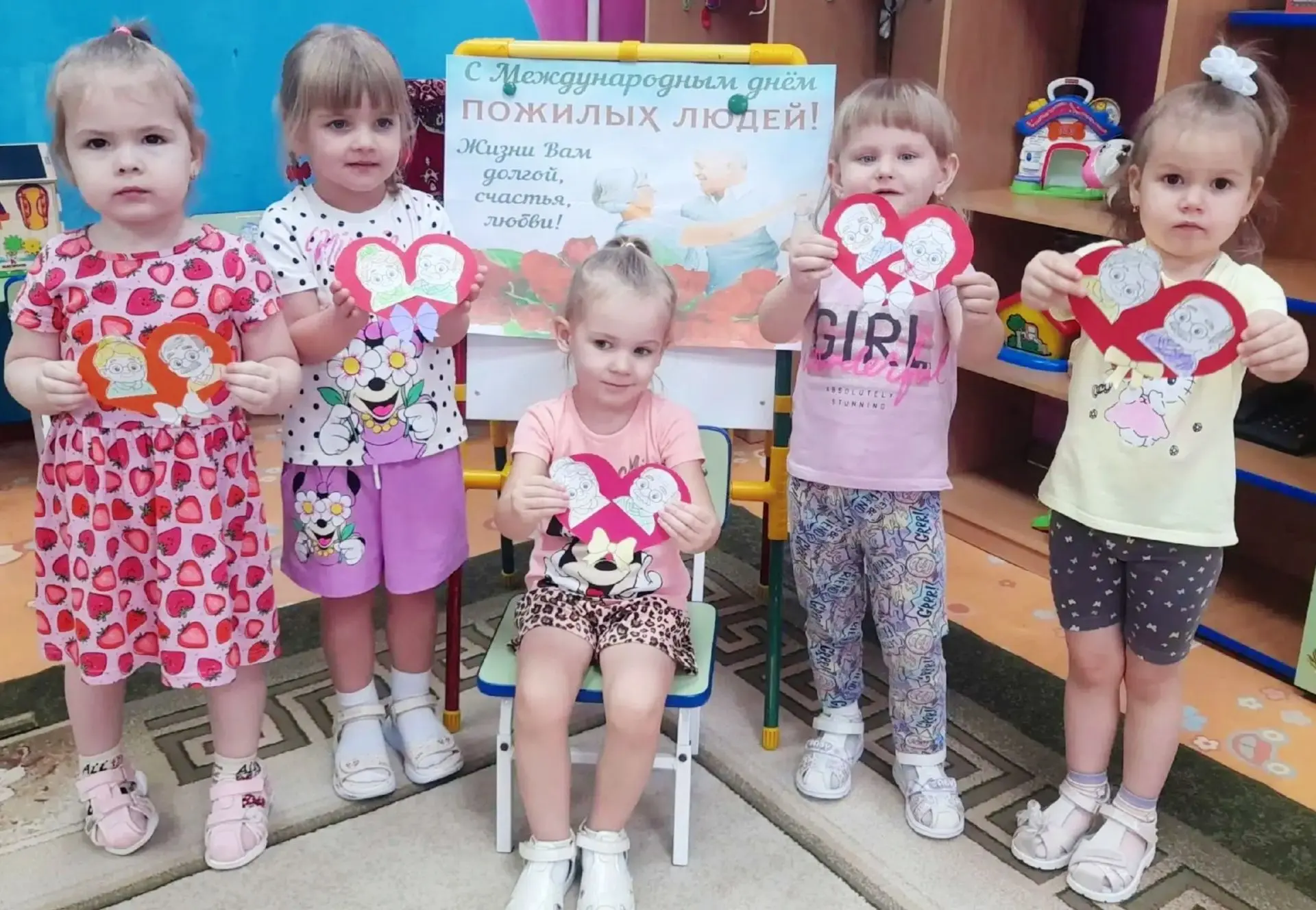 🎉 Малыши из группы «Гномики» сердечно поздравляют своих бабушек👵 и дедушек👴 с Днём п...