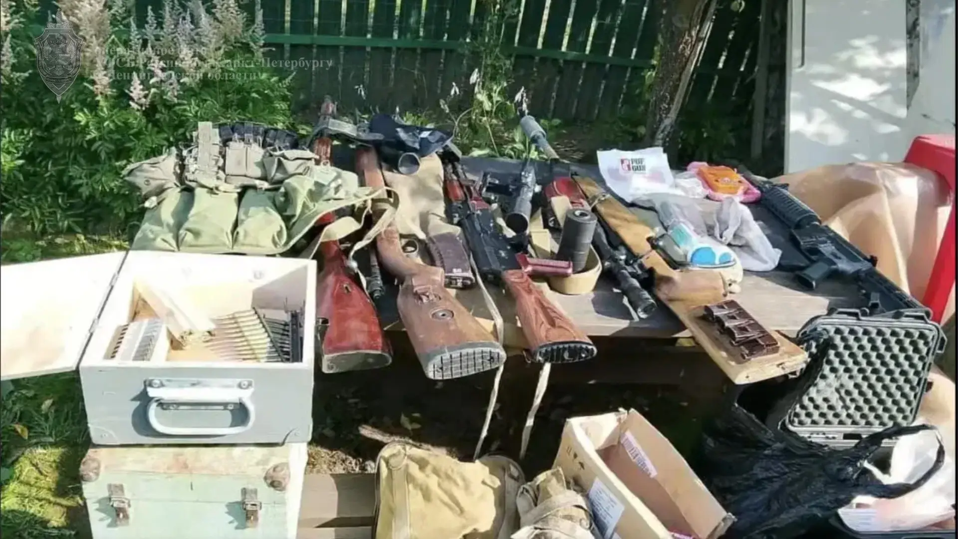 В загородном доме петербуржца обнаружен контейнер со взрывчаткой и боевым оружием