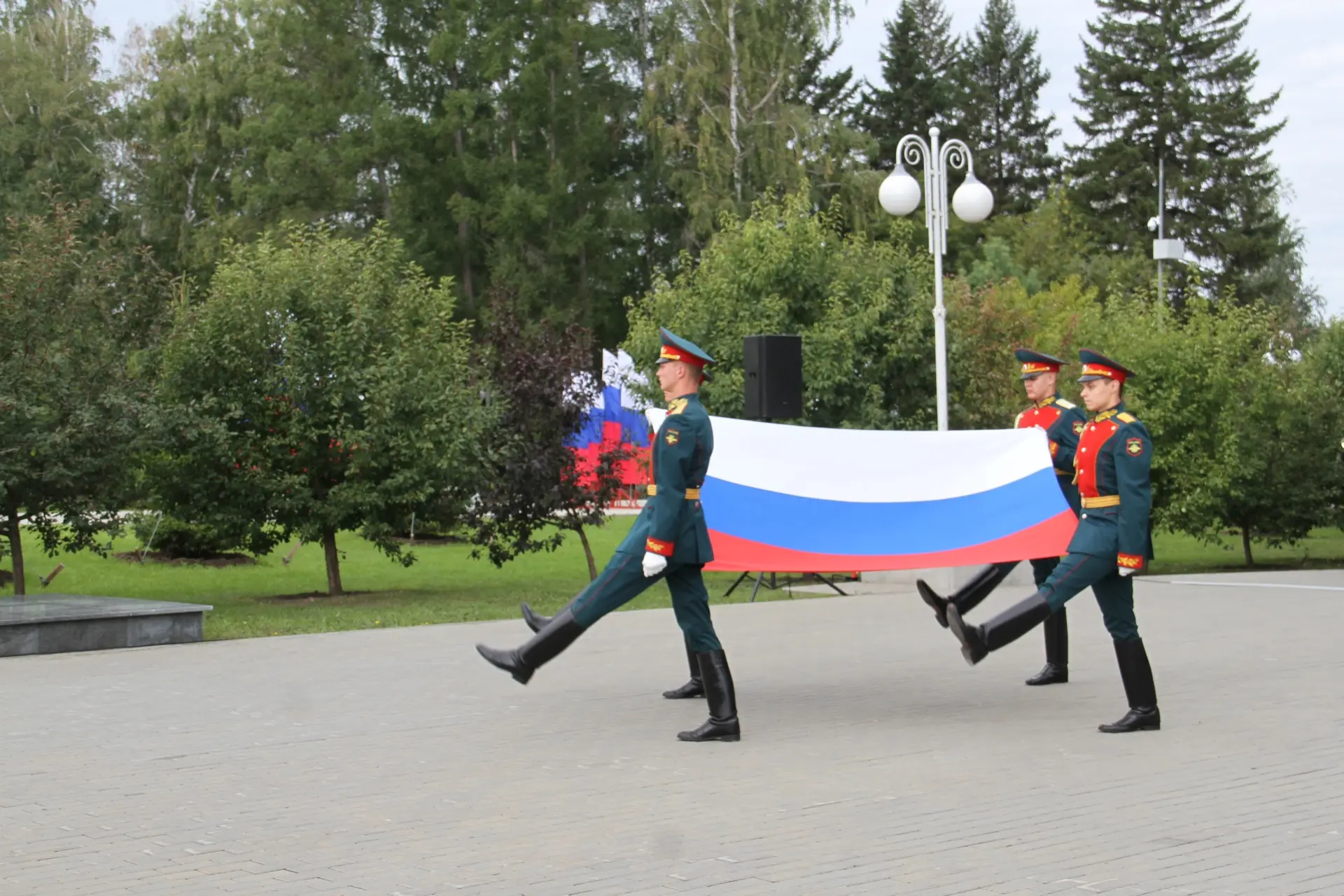 🇷🇺Торжественная церемония поднятия Государственного флага России состоялась в Барнауле