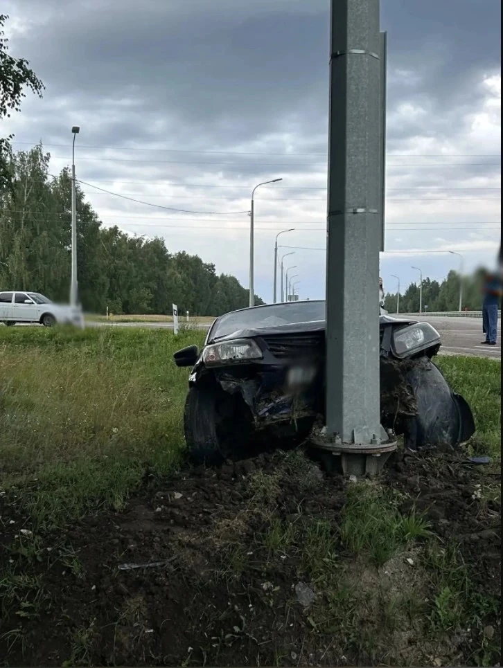 🚘Молодой водитель влетел в столб в четыре утра

В Уметском округе 23-летний парень за рулем Lada Gr