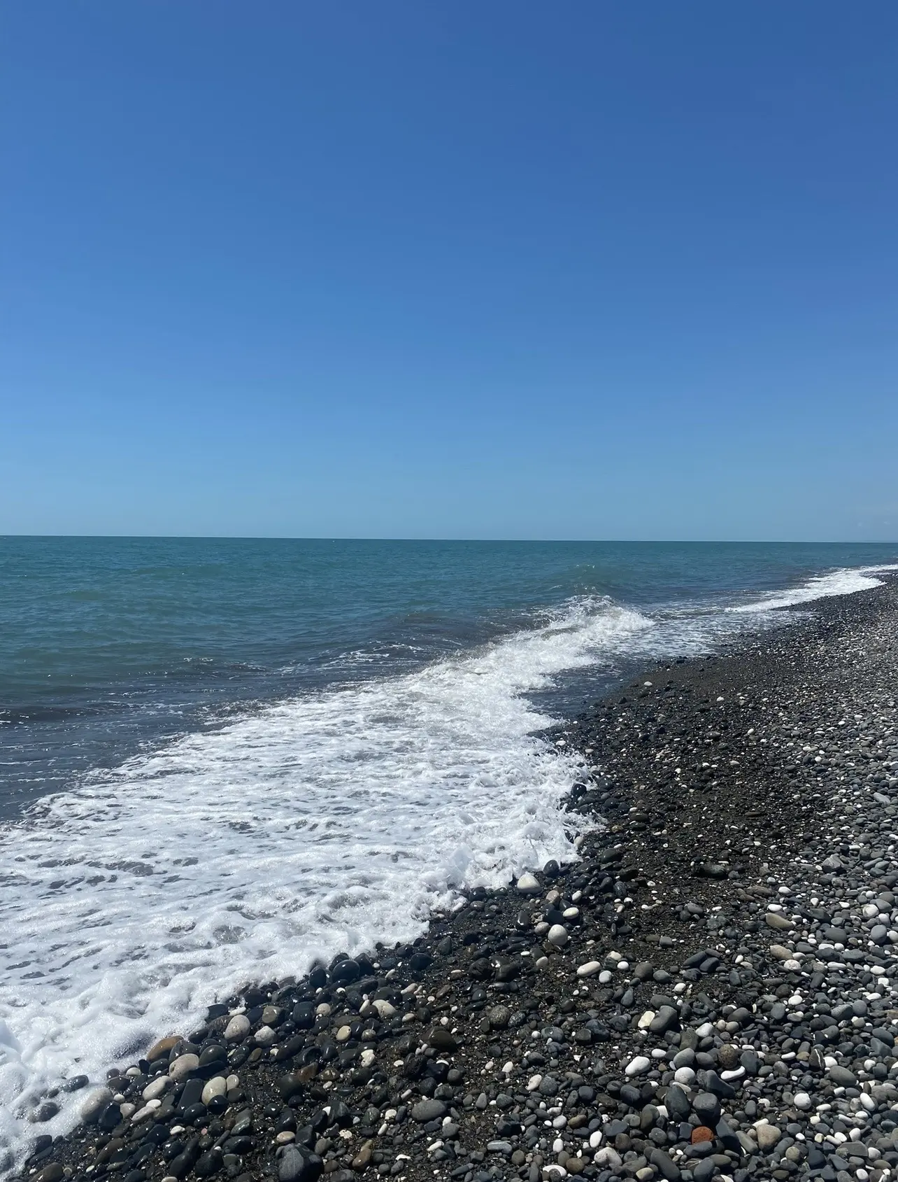 #СУХУМ  Уютные домики  ☀️ Мечтаете о спокойном отдыхе у моря? Тогда вам сюда 💛  Всего 8 минут пешком