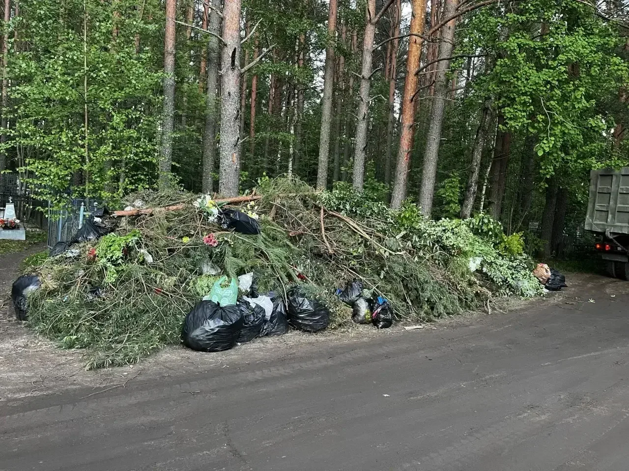 Уборка несанкционированного мусора.