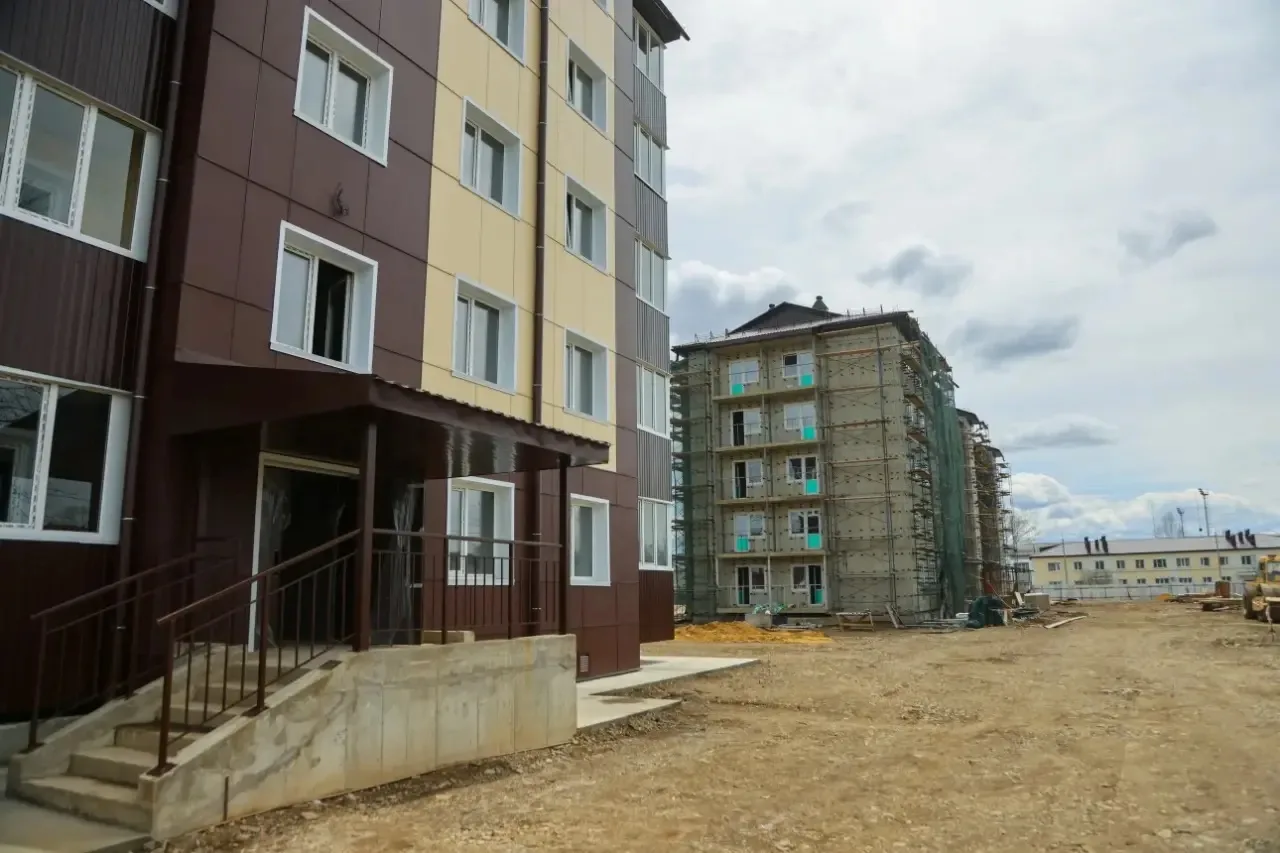 Жильцы аварийных домов в Смирных получат новые квартиры до конца года
