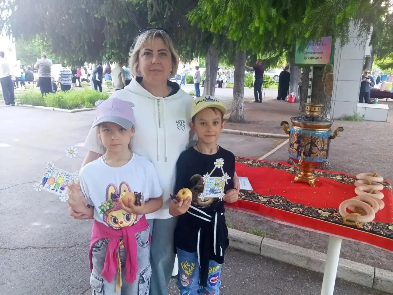 8 июля на площади у ДК «Криолит» прошла праздничная программа, посвященная Дню семьи, любви и вернос