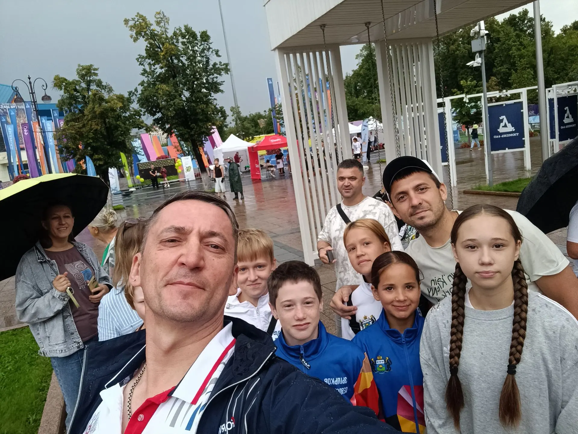 Наши спортсмены и их родители на открытии дня! Всех с общим праздником!!!