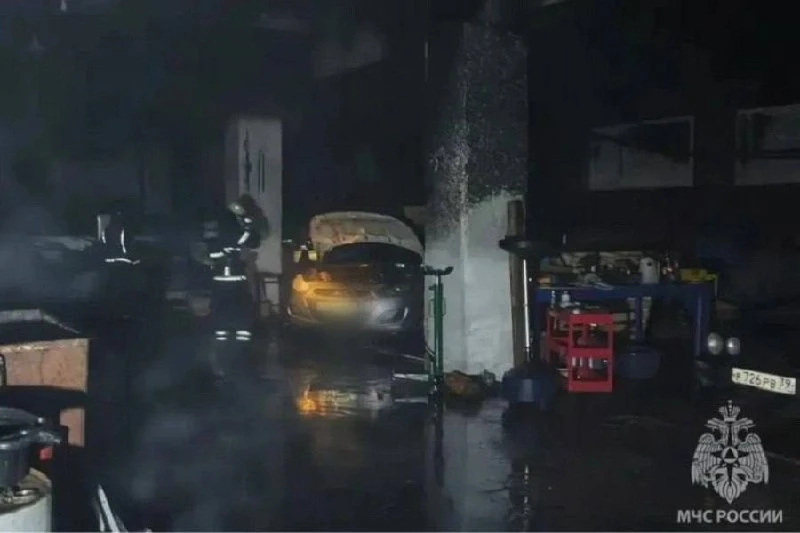 🚒 В Калининграде загорелся автосервис на Артиллерийской.