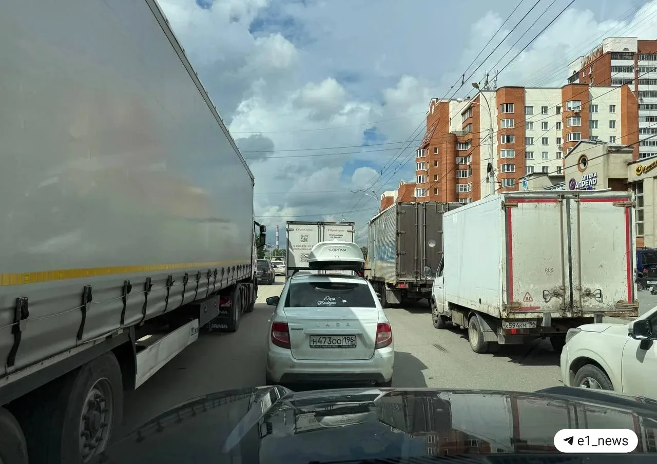 Очевидцы показали огромные пробки на Уралмаше и Эльмаше сегодня утром.  

А всё из-за ремонта трамва