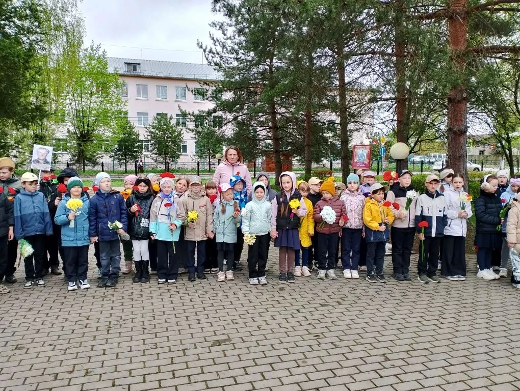 🕊️ Сегодня наши самые юные Орлята России отправились на митинг, посвящённый Дню Победы