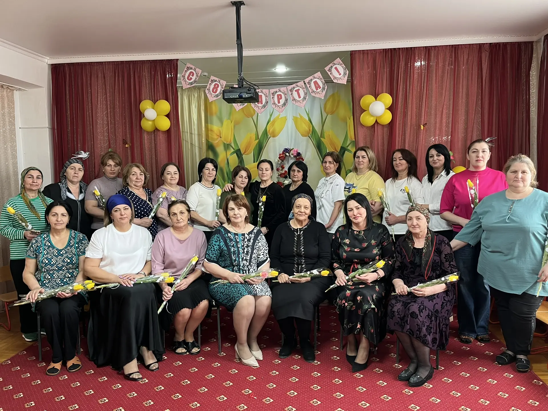 💐Девчонки-коллеги, я вас поздравляю,