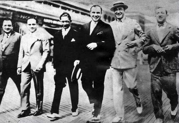 📷Меер Лански, Аль Капоне, Ники Джонсон с корешами. США, 1929 год.