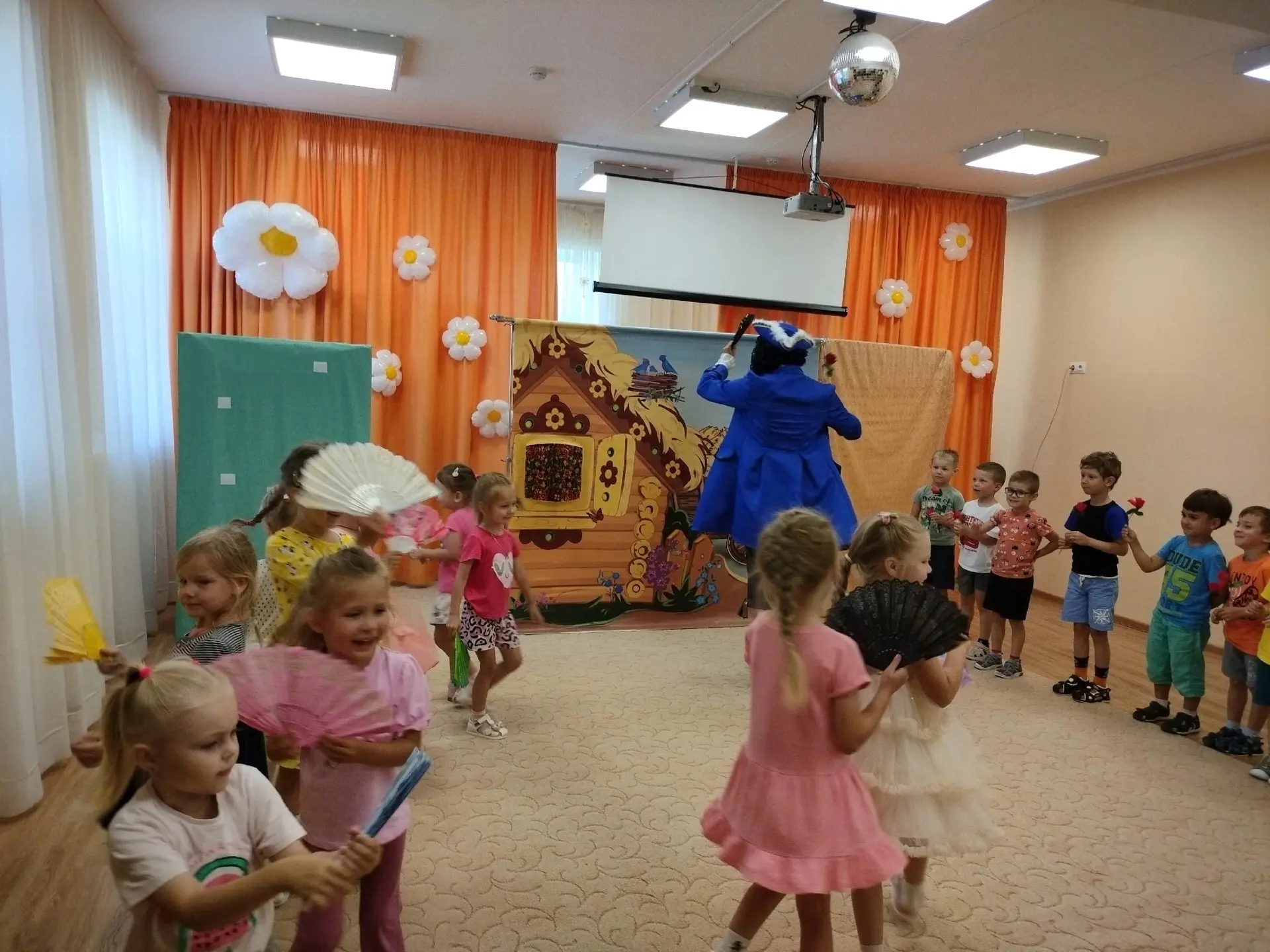 В наш детский сад приезжал театр для детей « Сказка» города Екатеринбурга с постановкой...