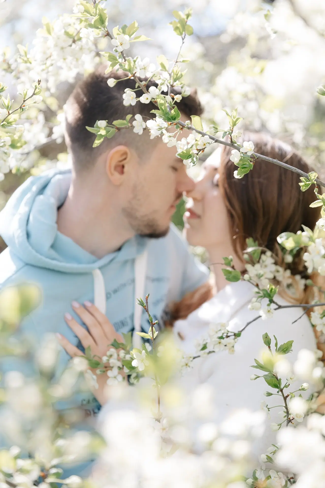 Есть съёмки, которые просто «красивые»
А есть — которые чувствуются 💞

Когда вы обнимаетесь и забыв