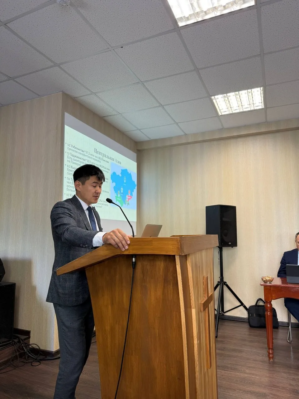 Начался второй день защиты дипломов в НББС. Поддержите в молитве, пожалуйста студентов и приемную ко